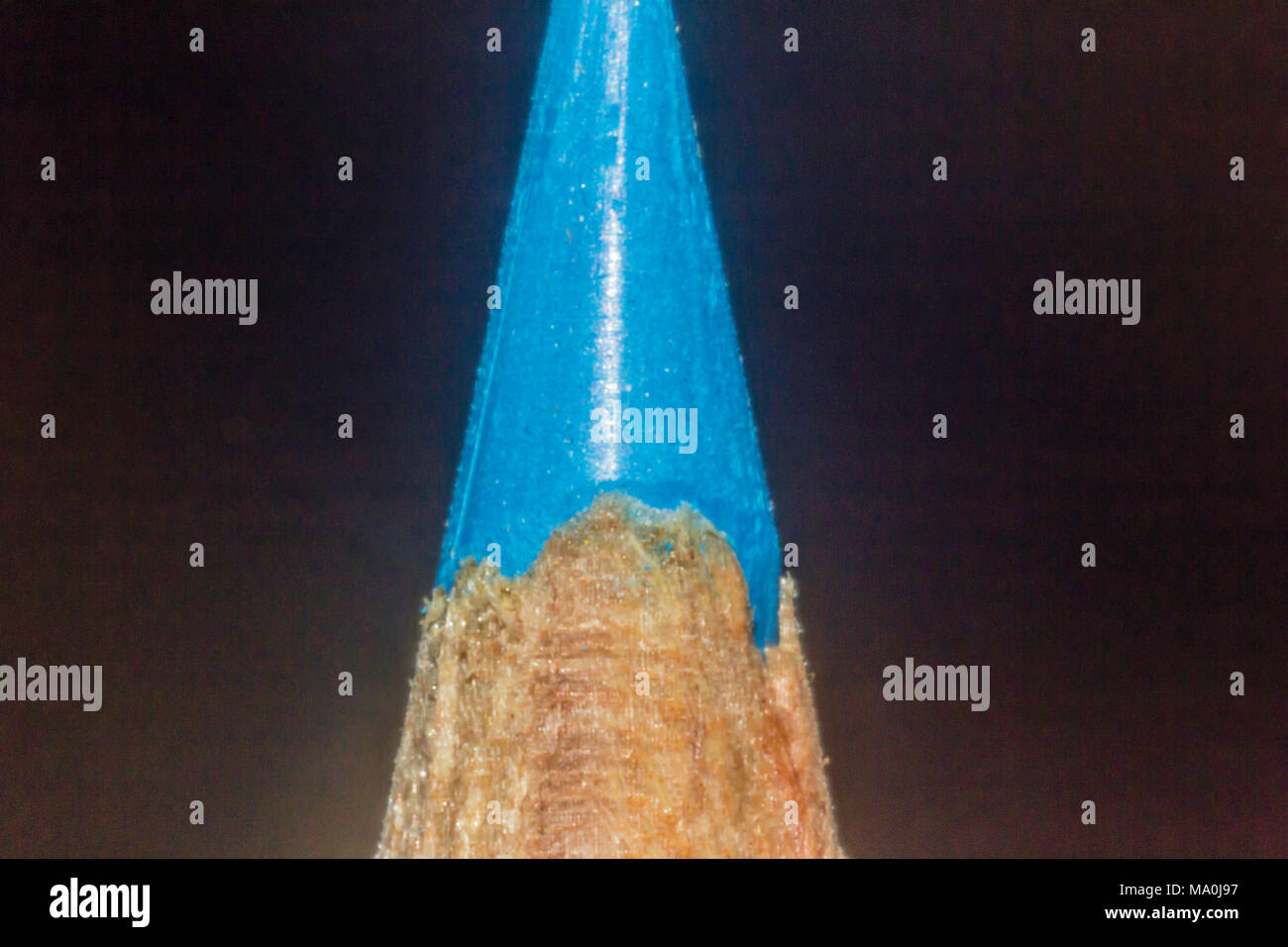 Makro Foto mit Blitz cyan Bleistift auf einem dunklen Hintergrund. Mechanische schärfen. Ein gutes Bild für die Website über Kunst, Bildung, Dekoration, Zeichnung. Stockfoto