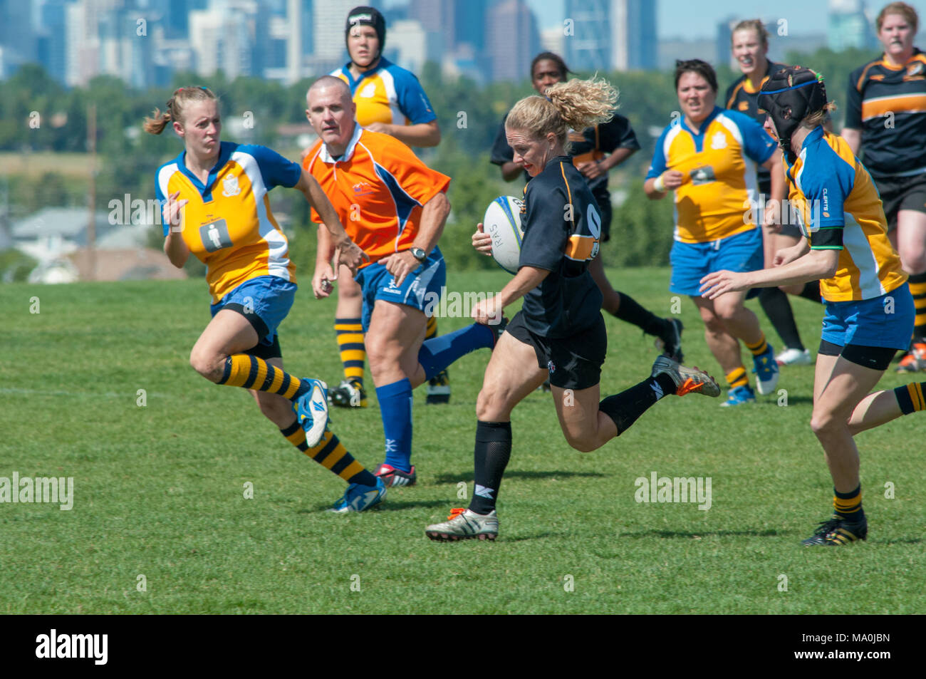 Die Scrumhalf geht für einen Durchlauf während der Frauen Premiership Alberta Rugby Finale zwischen den Calgary Hornissen und Edmonton Lep-Tigers am Calgary Teppich Stockfoto