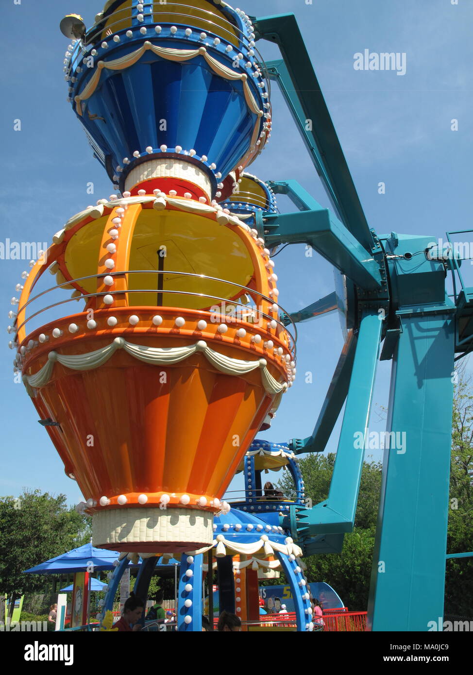 Fahrten in der Messe in Form eines Heißluftballons Stockfoto