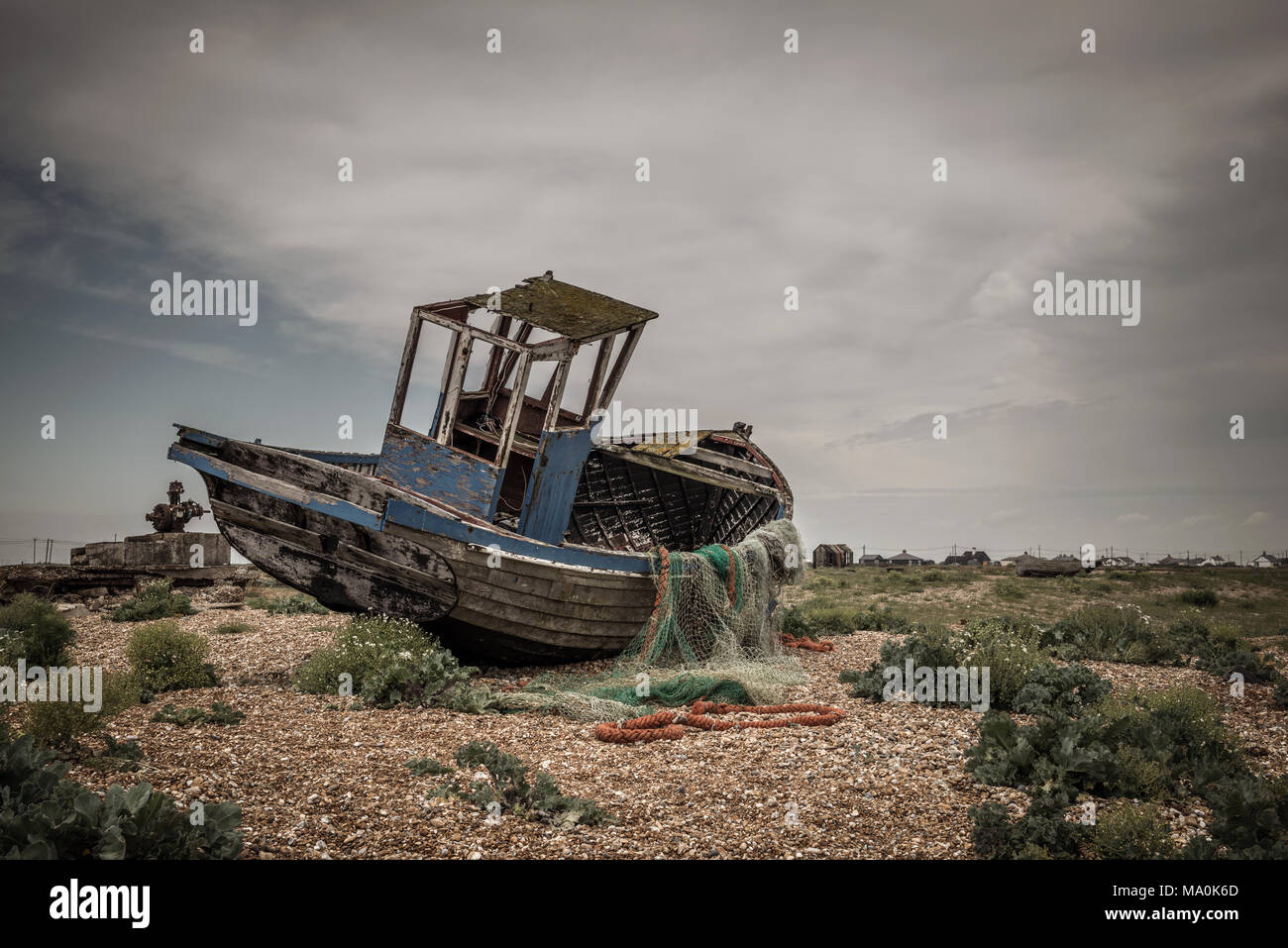 Eine alte verlassene Holz Fischerboot in Dungeness in Kent, einer von vielen dieser Schiffe, die hier geblieben sind. Stockfoto