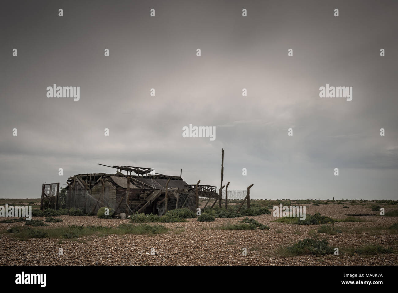 Ein altes Holzhaus in Dungeness in Kent, die meisten von der obersten Etage zusammengebrochen ist und von dem, was ich den Rest erklären kann, braucht nicht lange zu gehen. Stockfoto