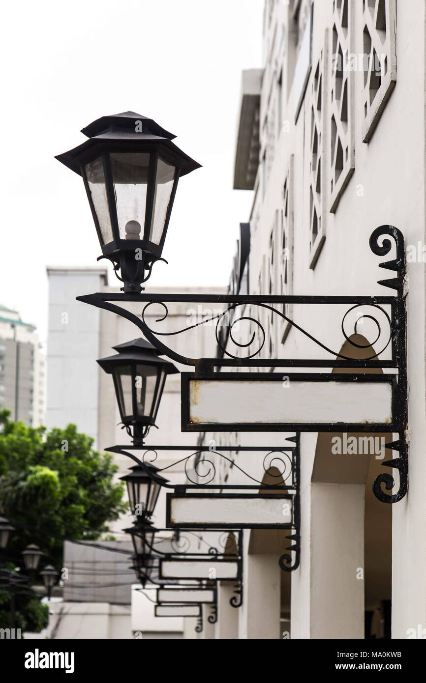 Alte Lampe und street sign Stockfoto