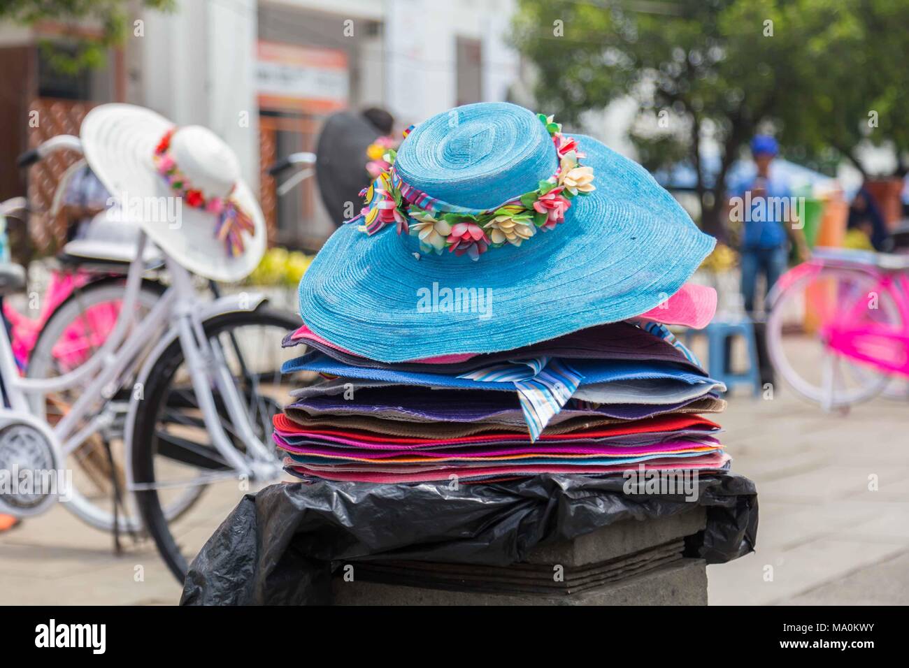 Fahrrad- und Hüte Autovermietung in der Altstadt von Jakarta, Indonesien, Stockfoto
