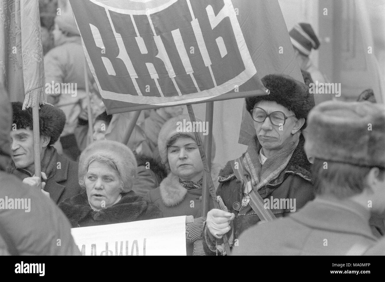 Moskau, Russland - Februar 09, 1992: Pro-kommunistischen Rallye auf Manezh Square. Der Slogan hat russische Abkürzung für alle Union Kommunistischen Partei der Bolschewiki. Stockfoto