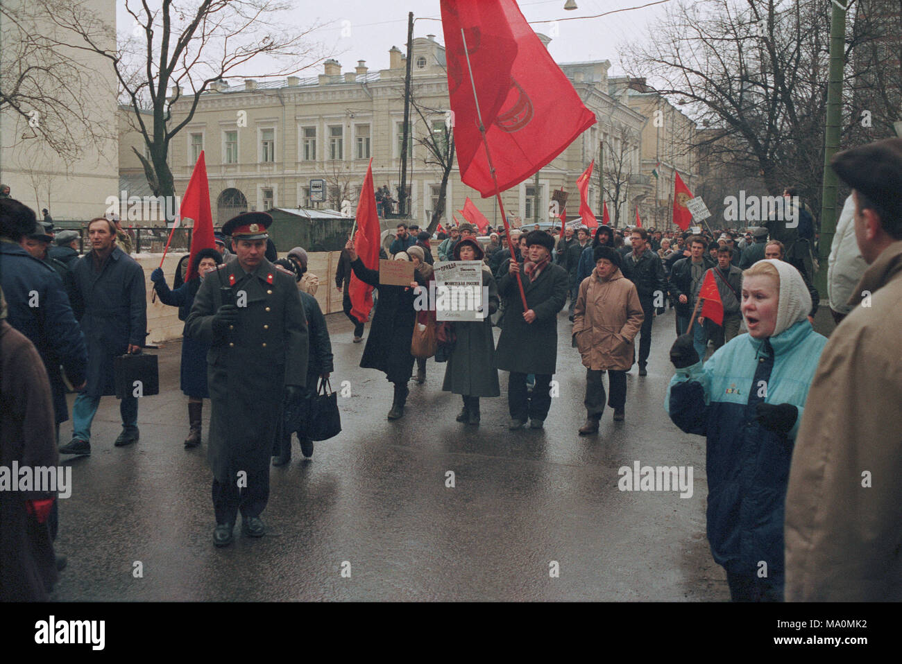 Moskau, Russland - 14 April, 1993: Pro-kommunistischen Rally in der Nähe der Russischen Föderation oberste Gerichtshof zur Unterstützung der Mitglieder des Staatlichen Ausschusses für den Ausnahmezustand (GKCHP) Stockfoto