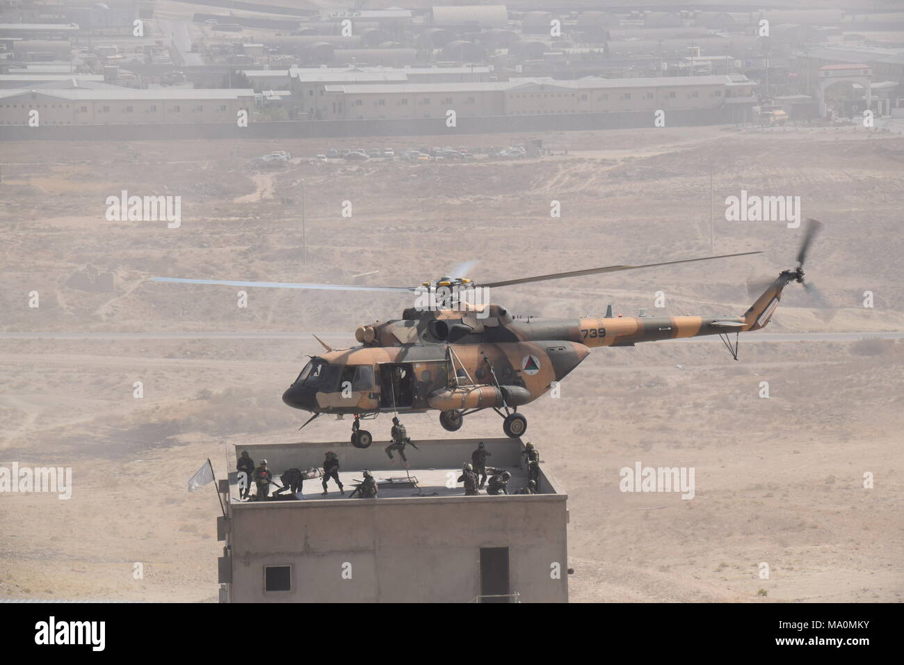 Afghanische Soldaten Abseilen von einem Mi-17 Transporthubschrauber der Afghanischen Luftwaffe auf der Dachterrasse während einer Übung in Kabul militärischen Training Center (KMTC). Stockfoto