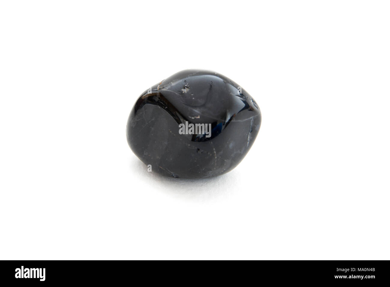 Single Black Onyx Mineral auf dem weißen Hintergrund Stockfoto