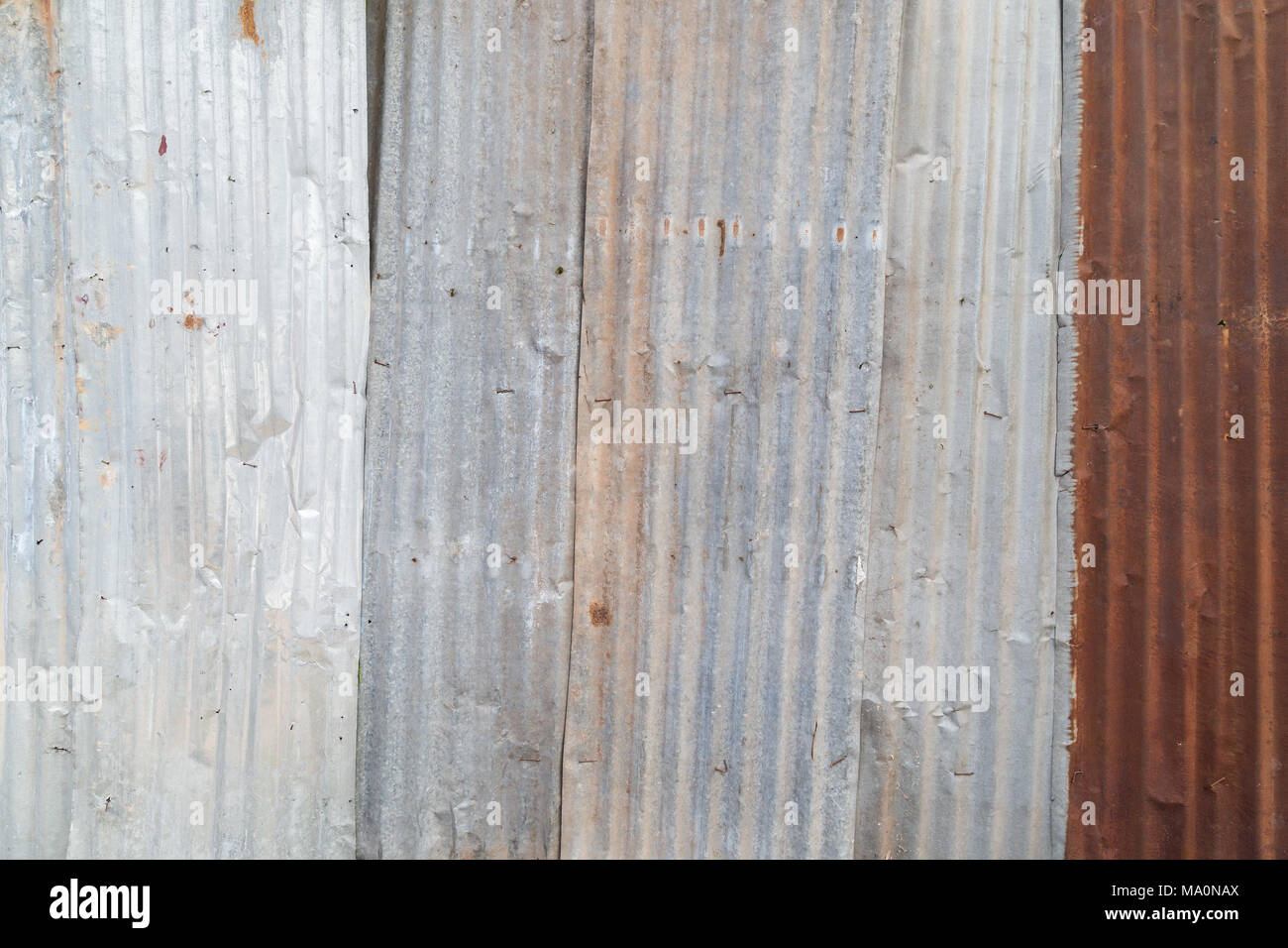 Rostig und Wellblech metall Baustelle wand Textur Hintergrund. Stockfoto