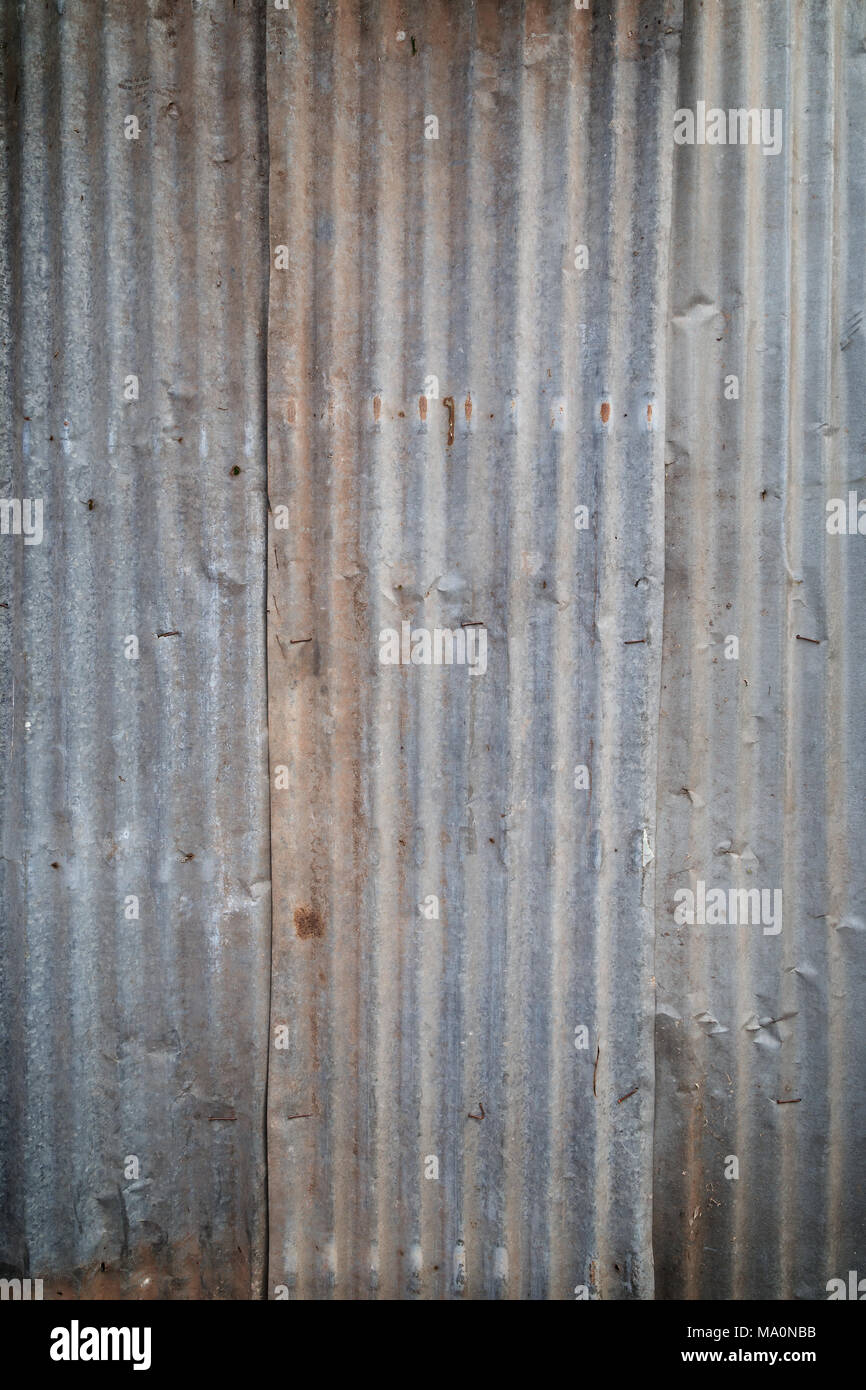 Blass und Wellblech metall Baustelle wand Textur Hintergrund mit Vignette. Stockfoto
