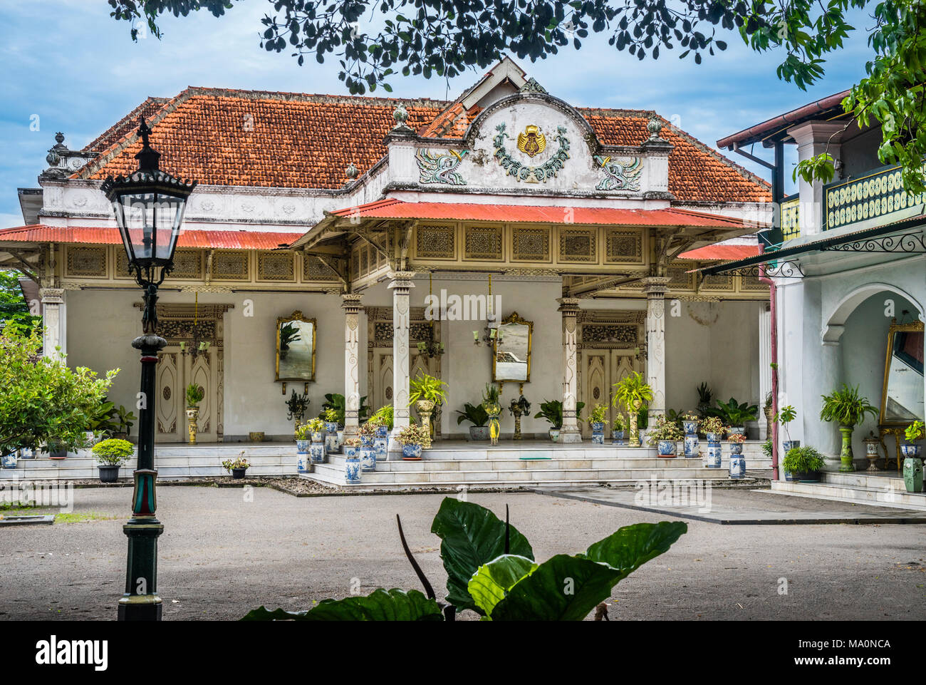 Prominente palastartigen Gebäude der javanischen Architektur ein, die von holländischen Kolonialstil beeinflusst, Gedong Jene, die auch als das gelbe Gebäude an der Kraton bekannt Stockfoto