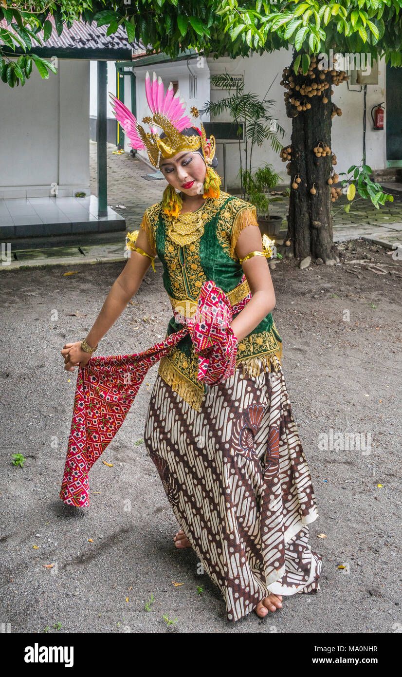 Foto oportunity mit srimpi Tänzer am Ngayogyakarta Hadiningrat Kraton, der Palast des Sultanat Yogyakarta, Java, Indonesien Stockfoto