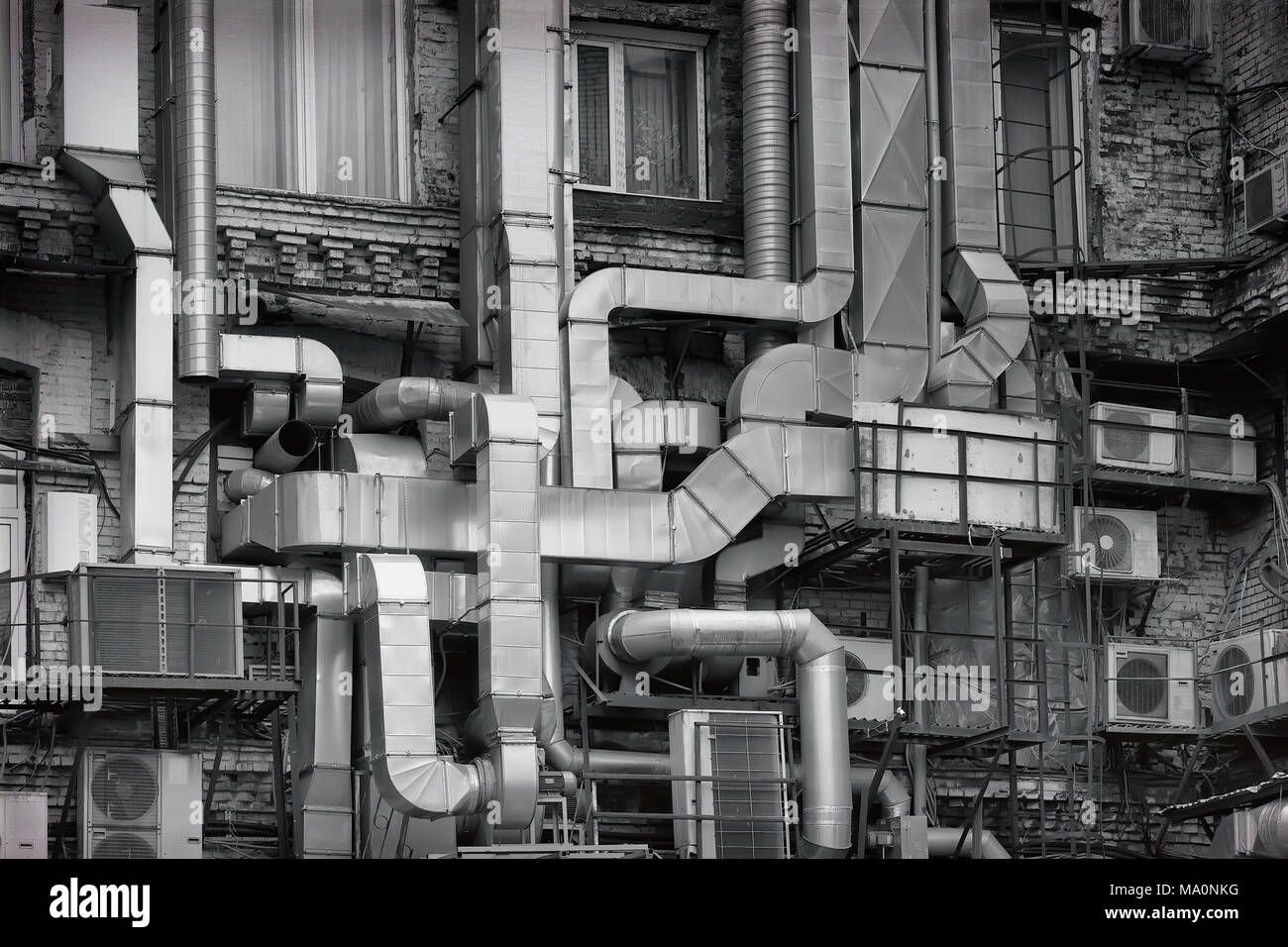 Aluminium lüftung Rohre außerhalb der alten Industrie- Gebäude der