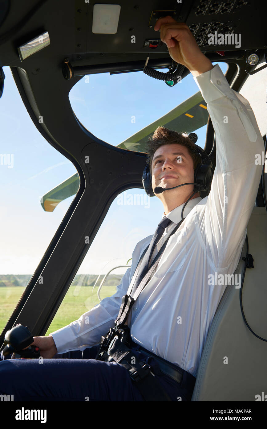 Pilot im Cockpit der Hubschrauber vor Weg nehmen Stockfoto