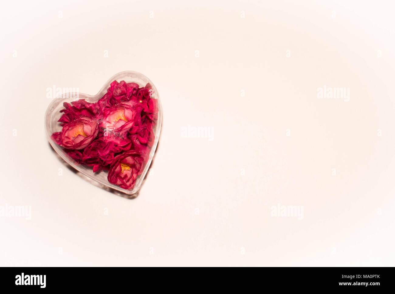 Glas roten Herzen auf einem rosa Hintergrund Stockfoto