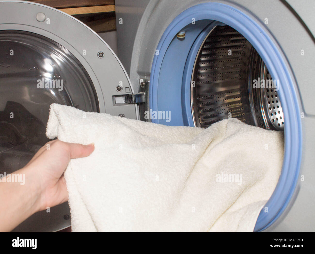 Hand Wäsche in die Waschmaschine Stockfoto