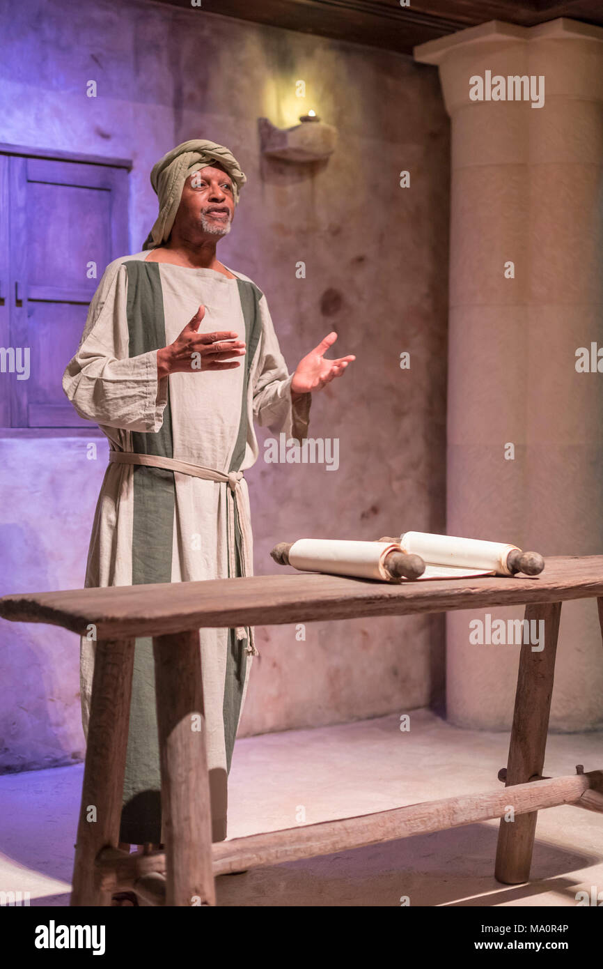 Washington, DC - das Museum der Bibel. Ein Schauspieler sich Jeremia, einem Dorf Elder, spricht mit Museum die Besucher in eine Nachbildung der Synagoge o Stockfoto