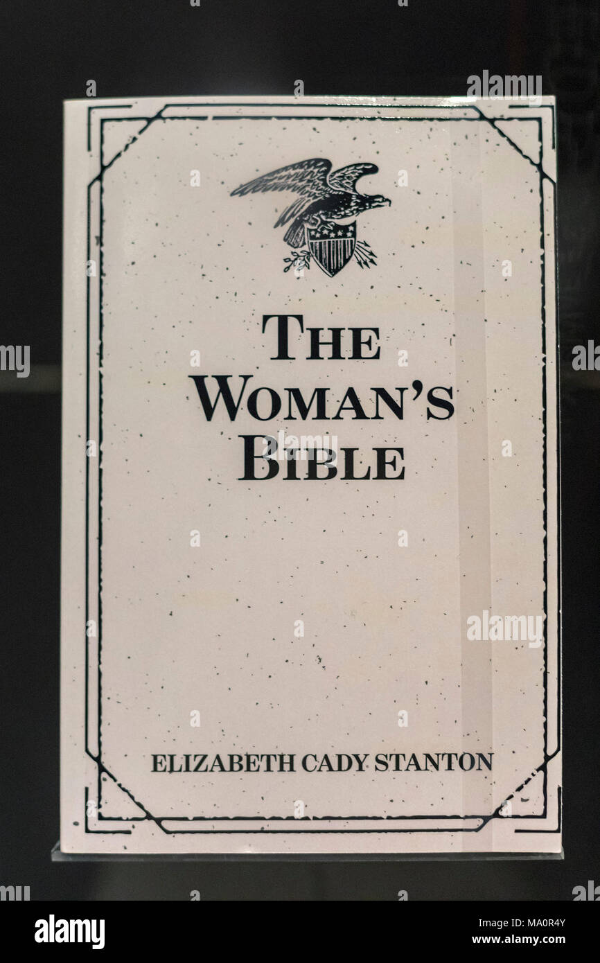 Washington, DC - der Frau Bibel, von Elizabeth Cady Stanton, auf Anzeige am Museum der Bibel. Stanton sagte der christlichen Bibel: "Ich weiß nicht Stockfoto