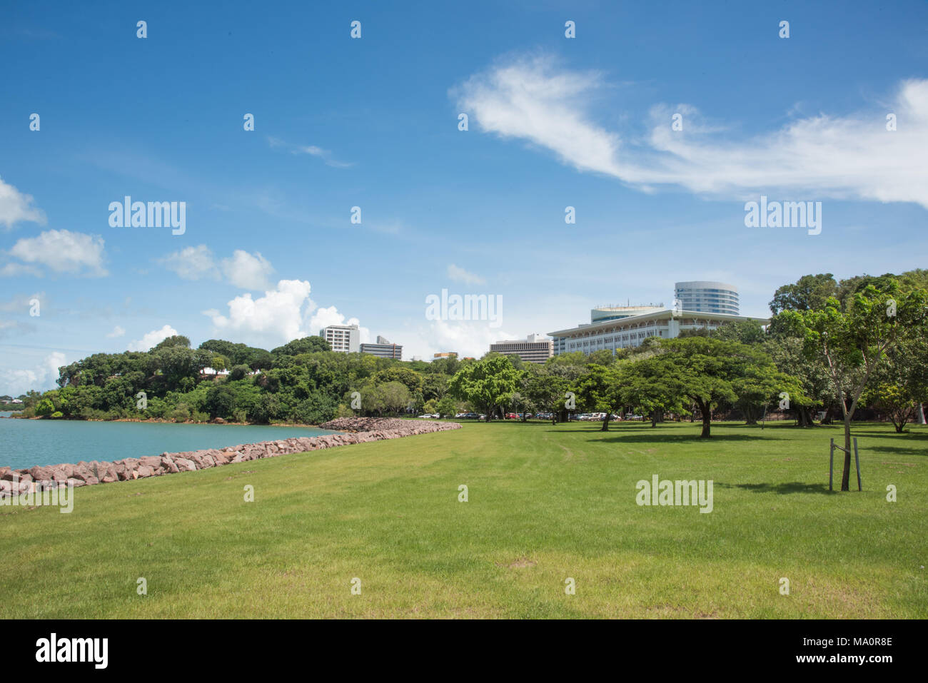 Darwin, Northern Territory, Australia-February 21,2018: Landschaftspark mit üppigen natürlichen Regenwaldes Grenze und das Parlamentsgebäude in Darwin, Australien Stockfoto