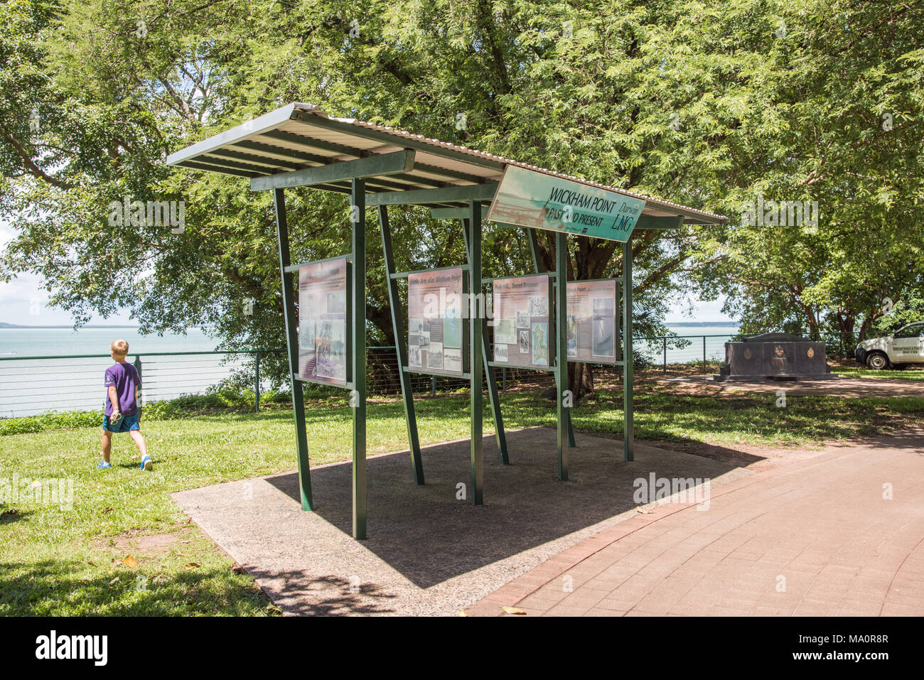 Darwin, NT, Australia-February 21,2018: Touristen zu Fuß durch die Wickham Punkt Anzeige an Bicentennial Park mit Timor Sea View in Darwin, Australien Stockfoto