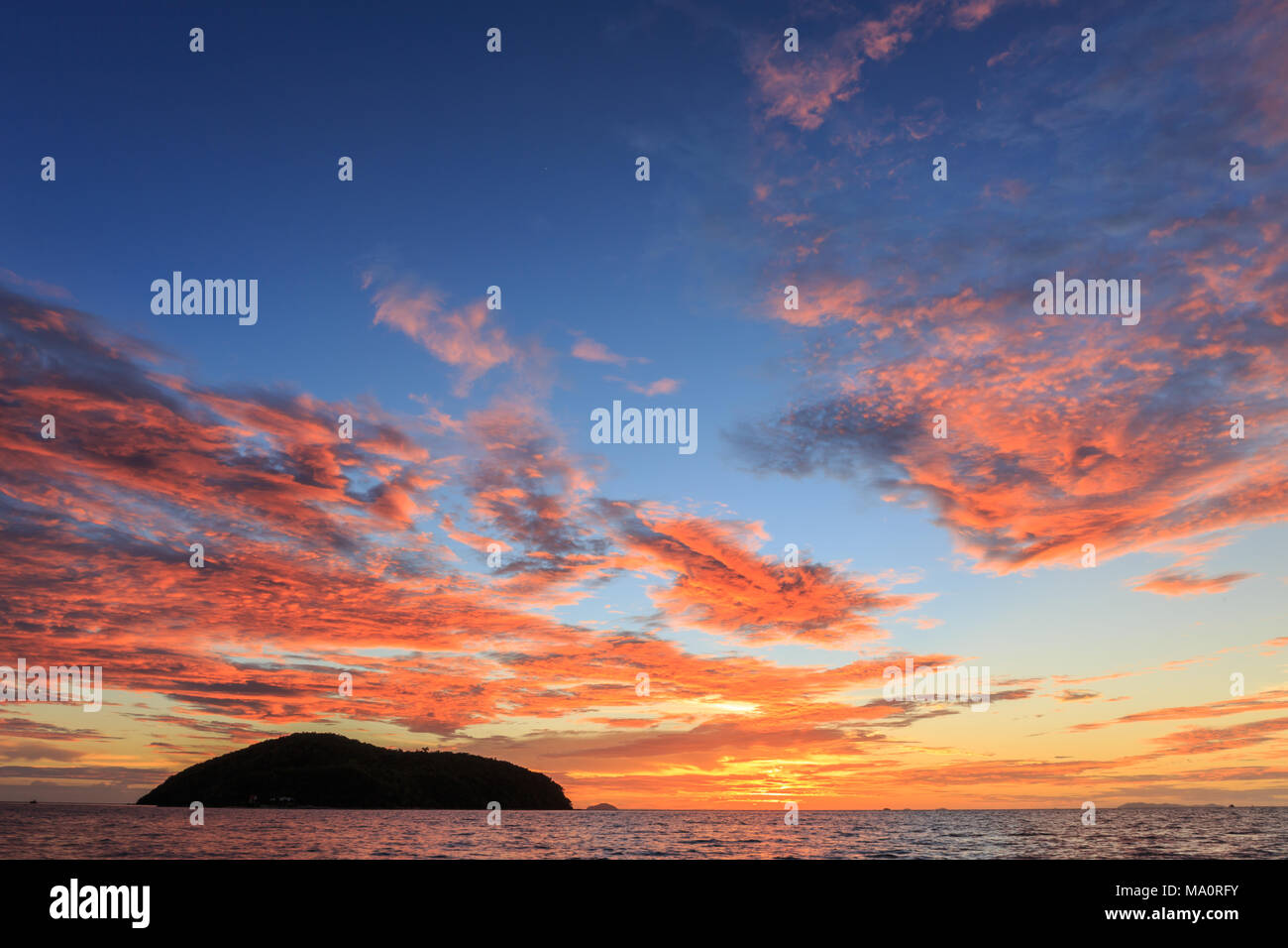 Schöne Dämmerung über das Meer und die Golden Sky Stockfoto