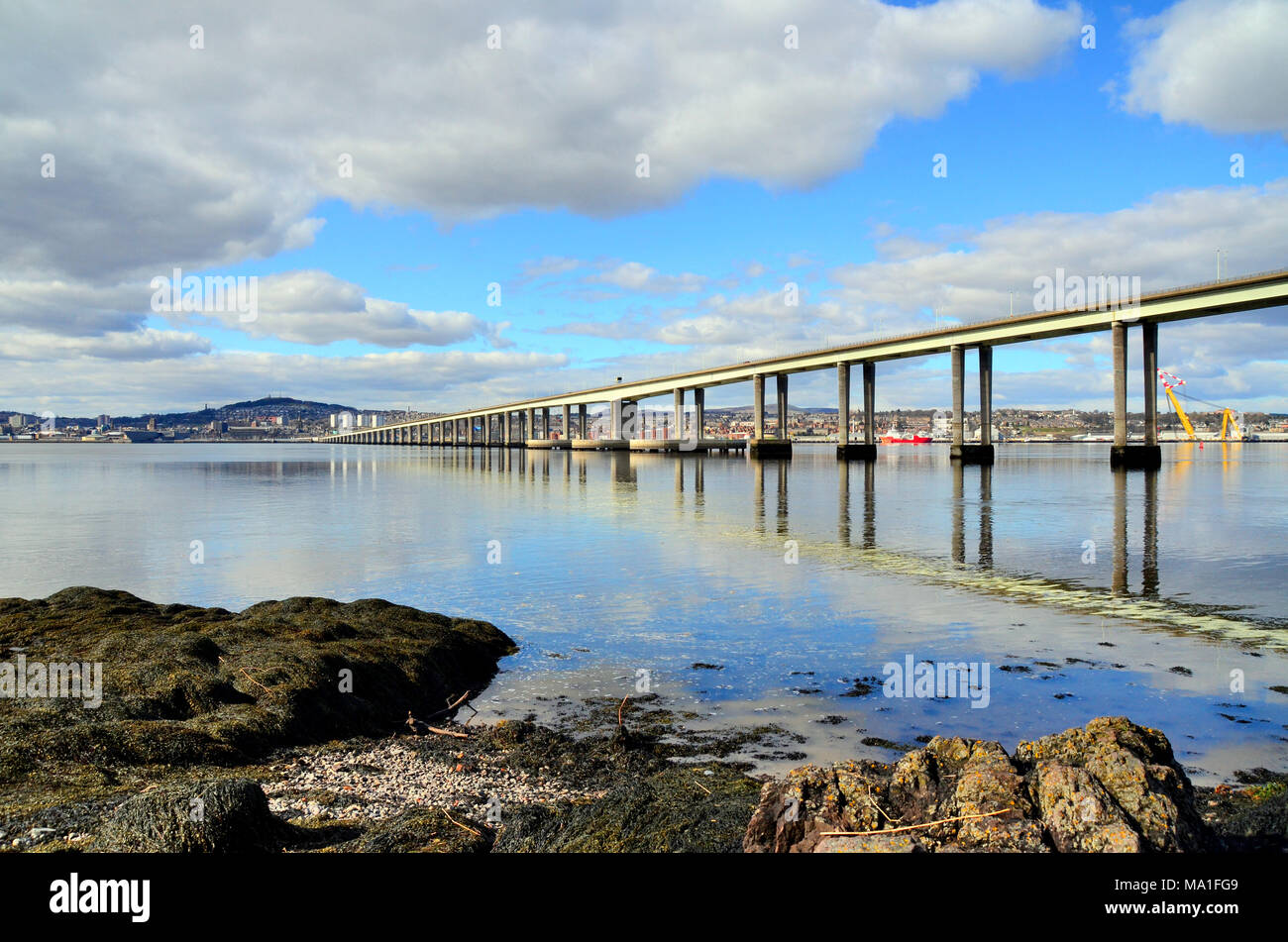 Die Tay Road Bridge wie gesehen in Richtung Dundee. Stockfoto