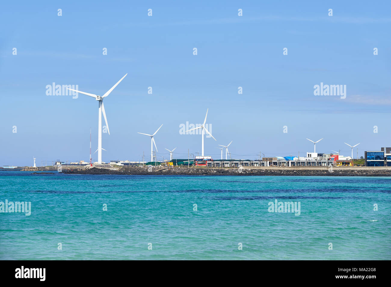 Landschaft der Küste mit Wind Generator in Woljeong-ri, Jeju, Korea. Insel Jeju ist bekannt für die schöne Natur und Landschaften der Welt. Stockfoto