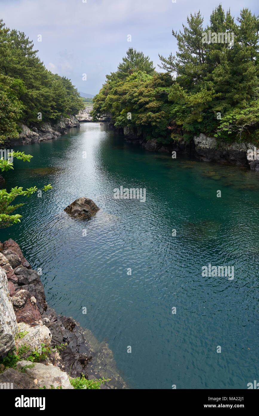 Soesokkak Mündung in Seogwipo-si. Es ist eine Attraktion ist berühmt für seine schönen Gelände von Stream und Meerwasser Erosion in Felsen der Lavastrom gebildet Stockfoto