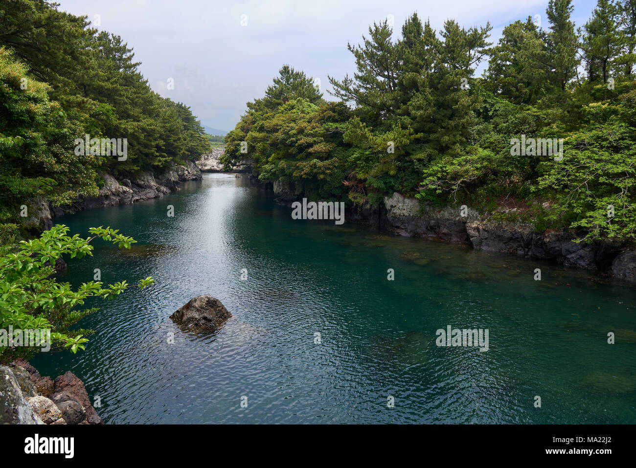 Soesokkak Mündung in Seogwipo-si. Es ist eine Attraktion ist berühmt für seine schönen Gelände von Stream und Meerwasser Erosion in Felsen der Lavastrom gebildet Stockfoto