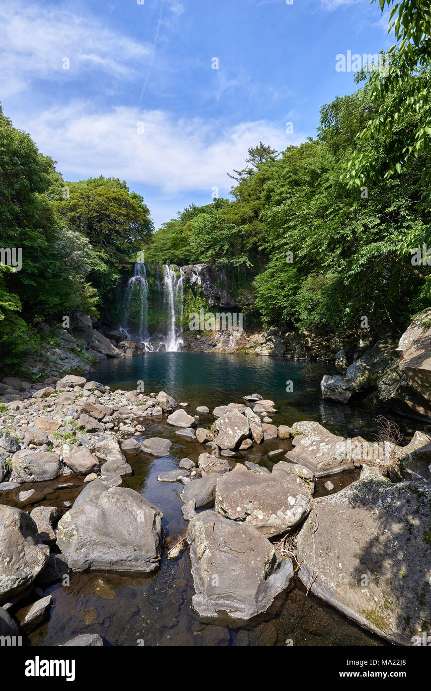 Cheonjeyeon 2 Wasserfall. Cheonjeyeon ist einer dreistufigen Wasserfall, einer der berühmtesten fällt in Jeju Island, Korea. Stockfoto