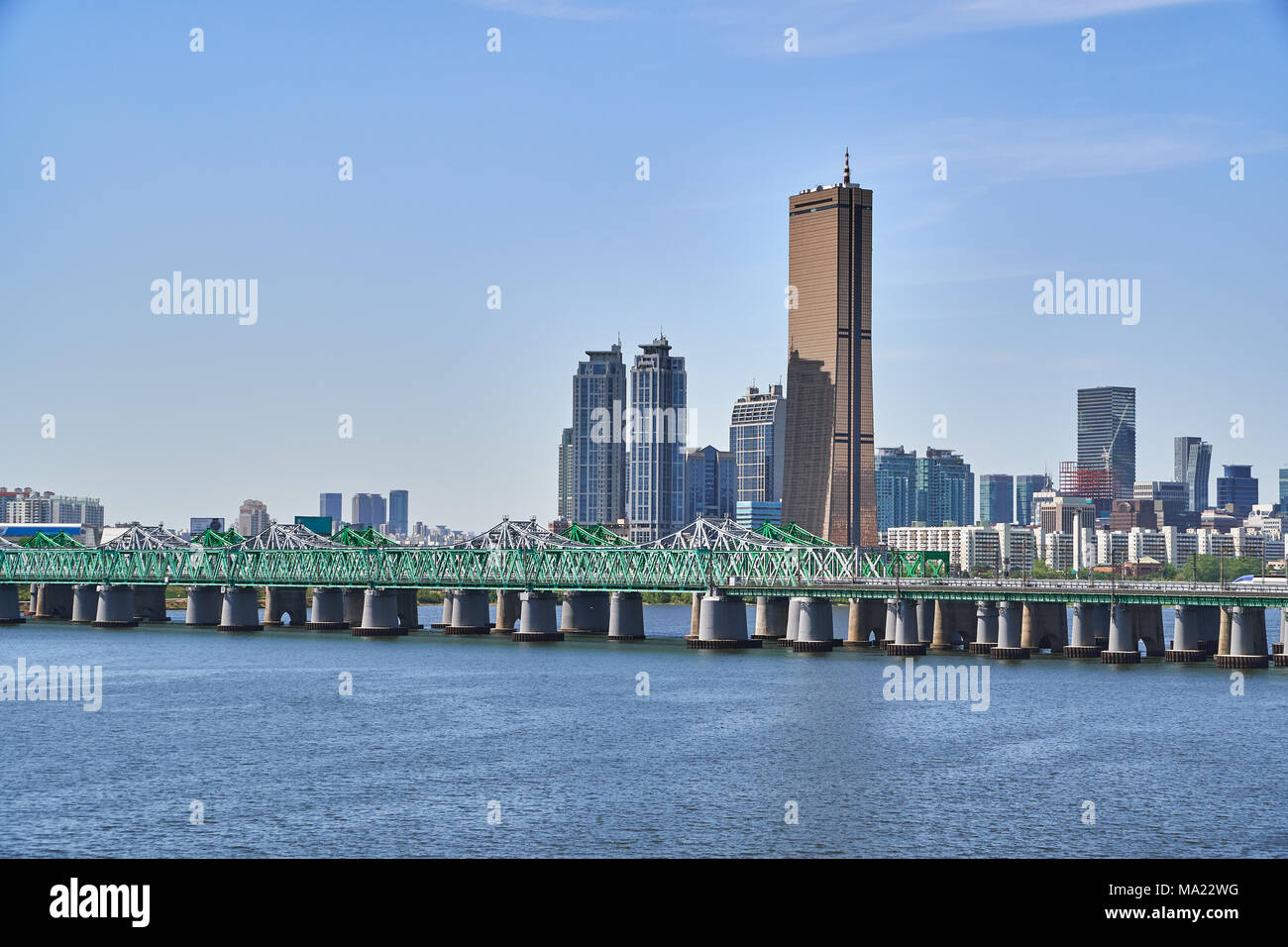 Stadtbild von Yeouido in Seoul, mit Hangang Eisenbahnbrücke, Han-Fluss und 63 Gebäude. Stockfoto