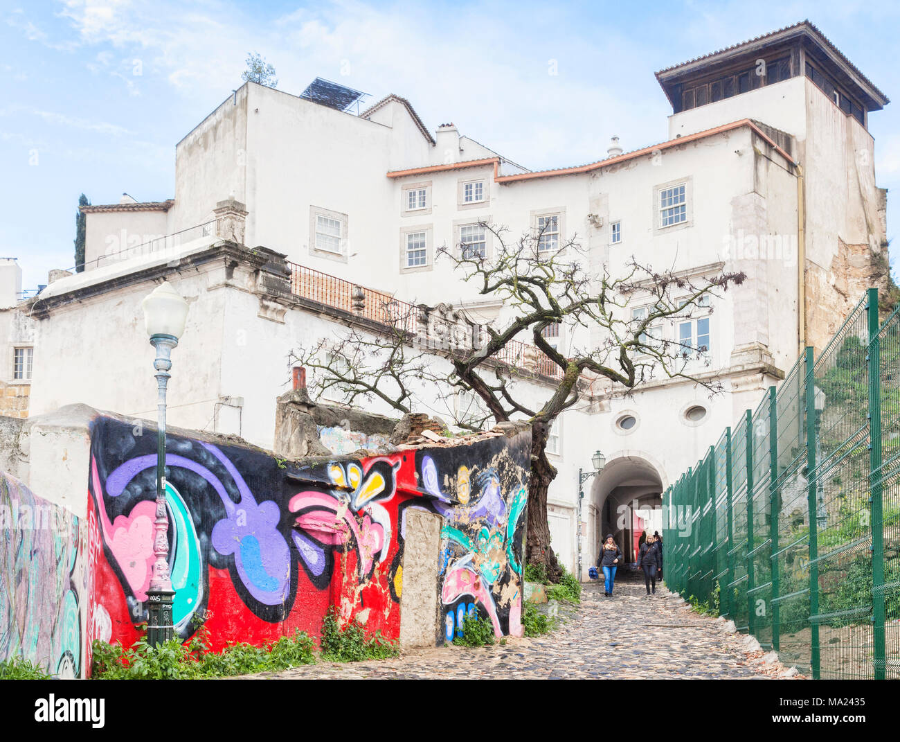 1. März 2018: Lissabon, Portugal - Graffiti oder Wandbild in der Nähe der Einfahrt zum Schloss von St. Georg. Stockfoto
