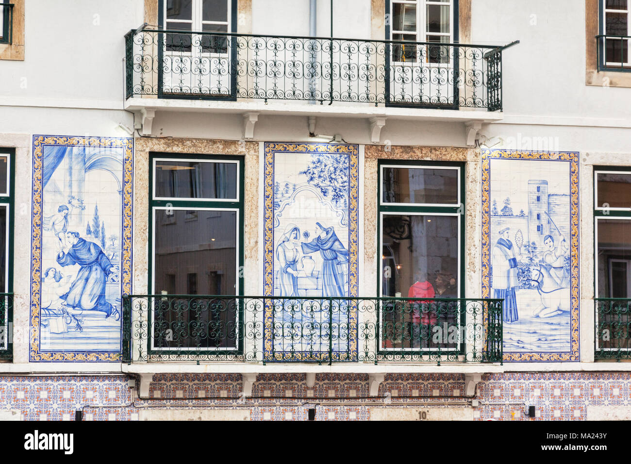 1. März 2018: Lissabon, Portugal - Traditionelles Haus in Lissabons Altstadt, dekoriert mit Keramikfliesen Bilder in Blau. Stockfoto
