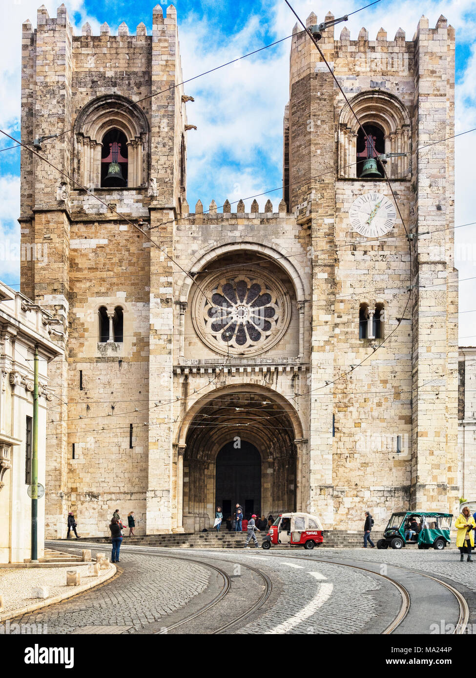 1. März 2018: Lissabon, Portugal, die Kathedrale, die in Lissabon Altstadt mit tuk tuks und Touristen außerhalb. Stockfoto