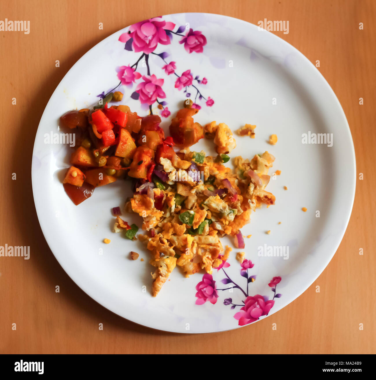 Rührei, Omelette und gemischtes Gemüse auf Teller serviert. Indische hausgemachte Teller. Ansicht von oben Stockfoto