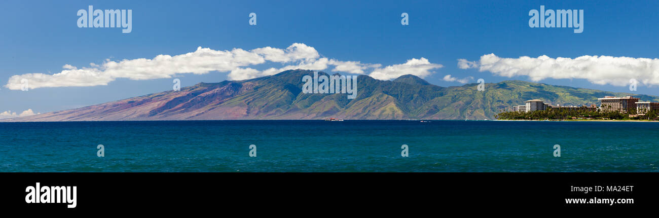 Kaanapali Strand auf Maui und der Insel Molokai, Hawaii. Drei ursprünglichen Bilder wurden zusammen genäht dieses große High reso zu bilden Stockfoto