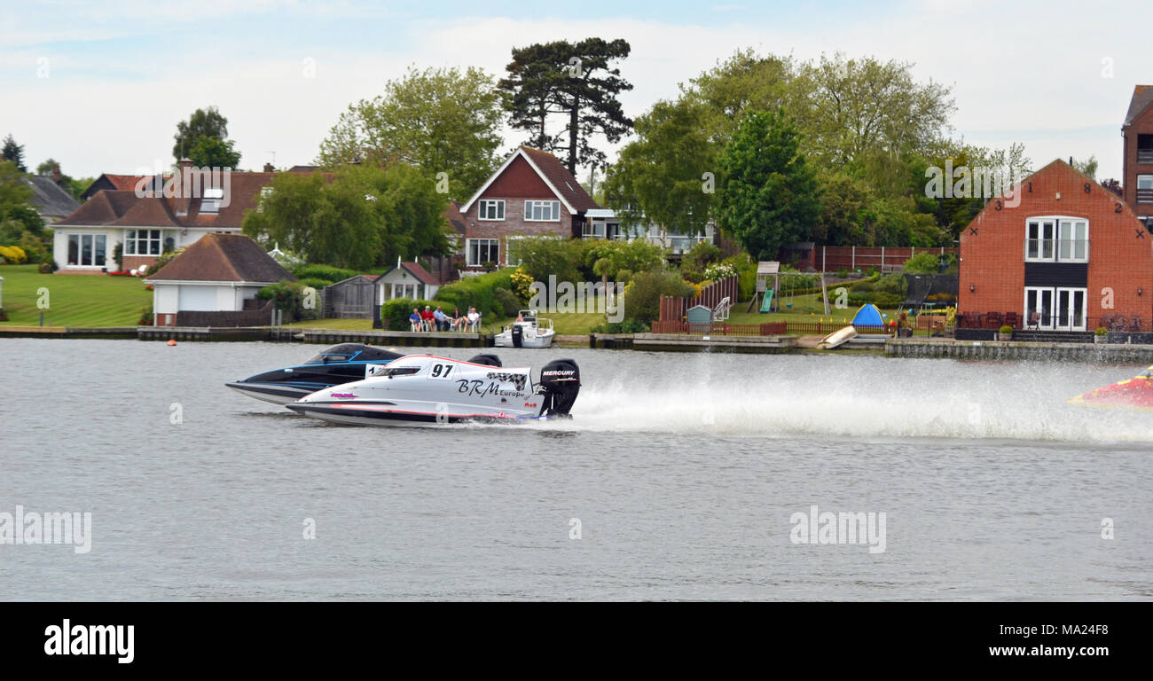 Power Boat racing auf Oulton Broad, Suffolk Stockfoto