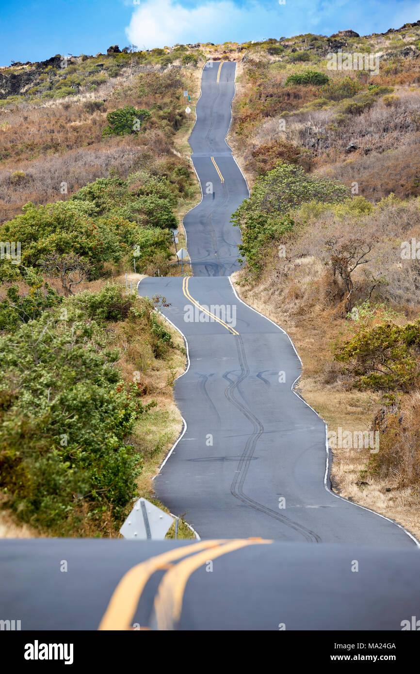 Ein Zick-zack-Teil der Straße direkt hinter dem ulupalakua Bereich auf der Rückseite Weg nach Hana, Maui, Hawaii. Stockfoto
