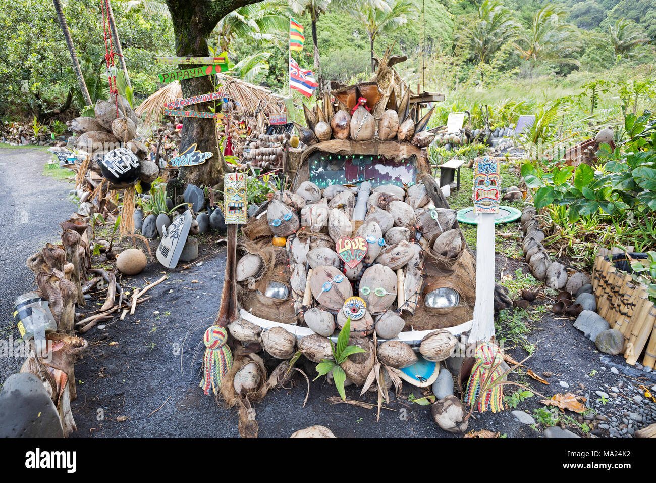 Eine Kokosnuss und Obst stehen in der Nähe von Kipahulu auf der Rückseite Strasse nach Hana, Maui, Hawaii. Stockfoto