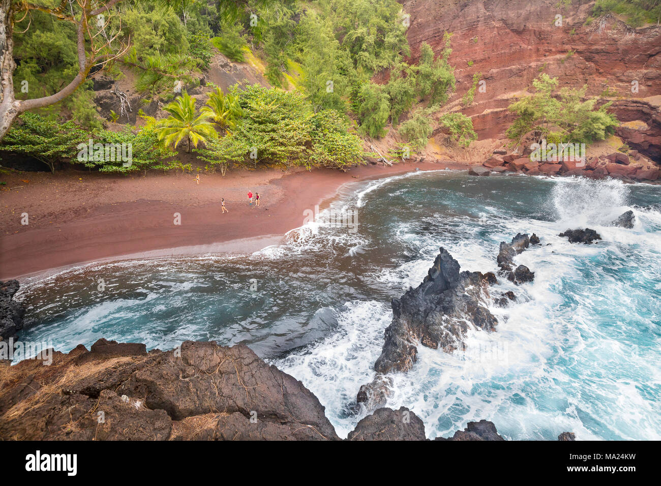Ein Blick auf die Touristen auf rotem Sand Strand in Hana, Maui, Hawaii. Stockfoto