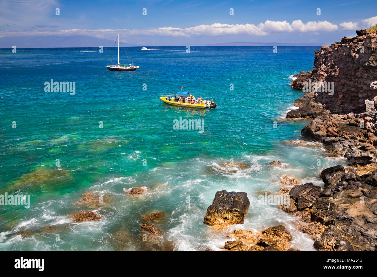 Drei Boote, darunter eine Gruppe von Touristen (MR) auf einem harten Boden aufblasbare aus Manele Bay, Lanai, Hawaii. Stockfoto