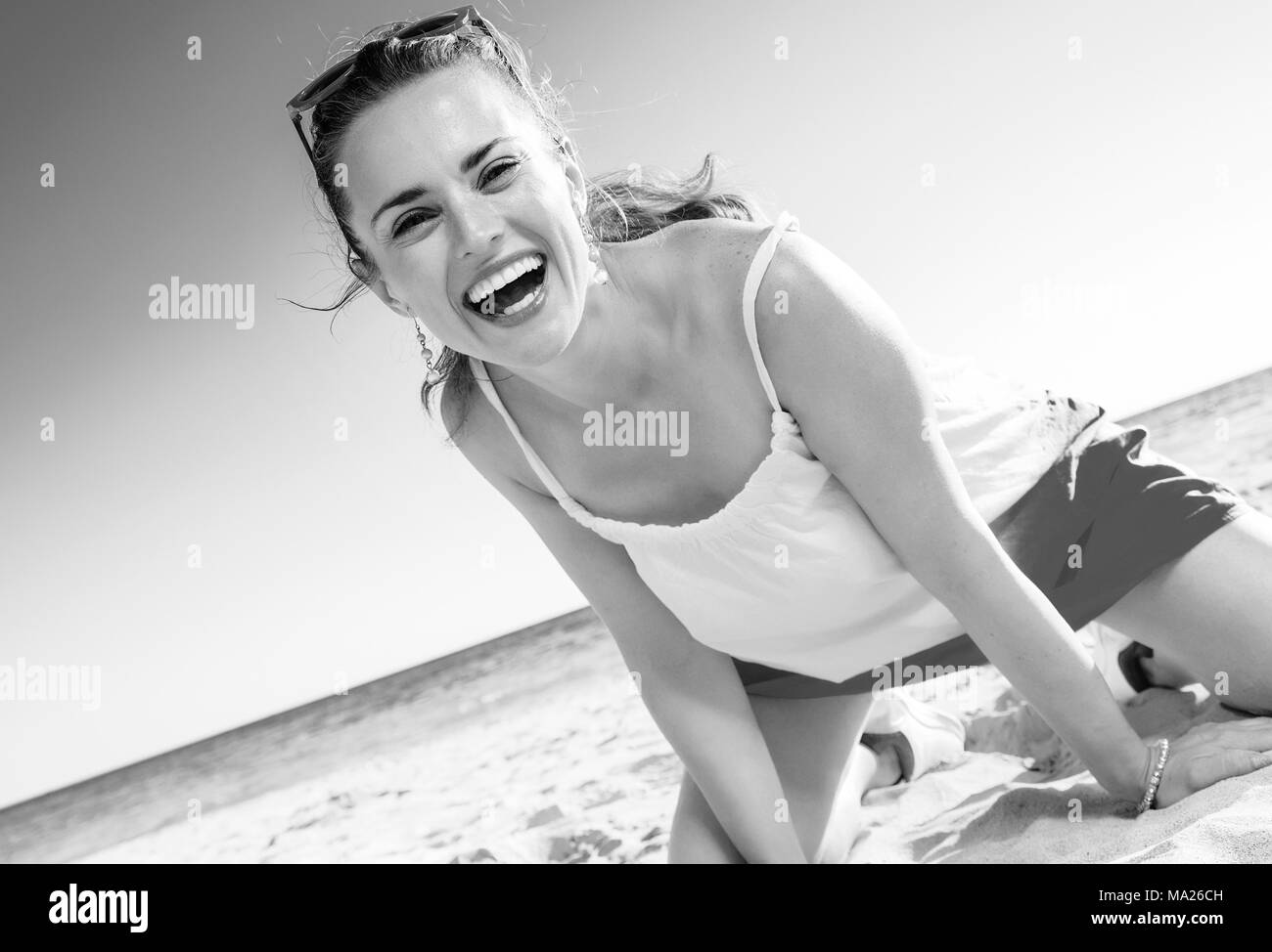 Bunt und wunderbar Gelaunt. Freundliche moderne Frau in Buntes Kleid auf der Seeküste Stockfoto