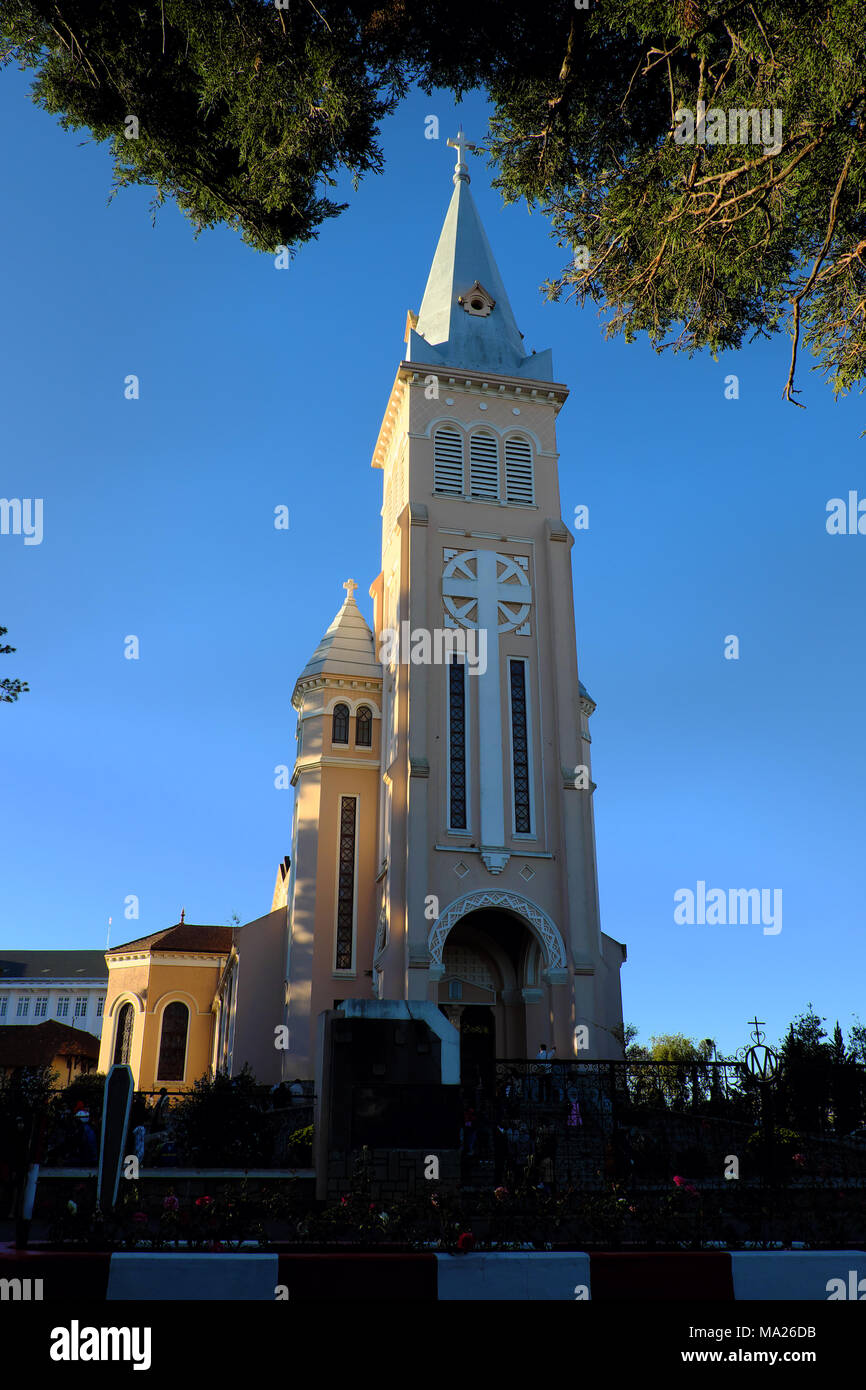 Dalat Kathedrale, eine alte architektonische Werke, im klassischen französischen Stil, Huhn Kirche Dalat mit Statue von Hahn an der Spitze Glockenturm Stockfoto