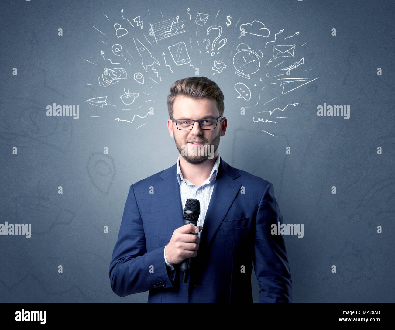 Geschäftsmann sprechen in das Mikrofon mit gemischten Doodles über seinem Kopf Stockfoto
