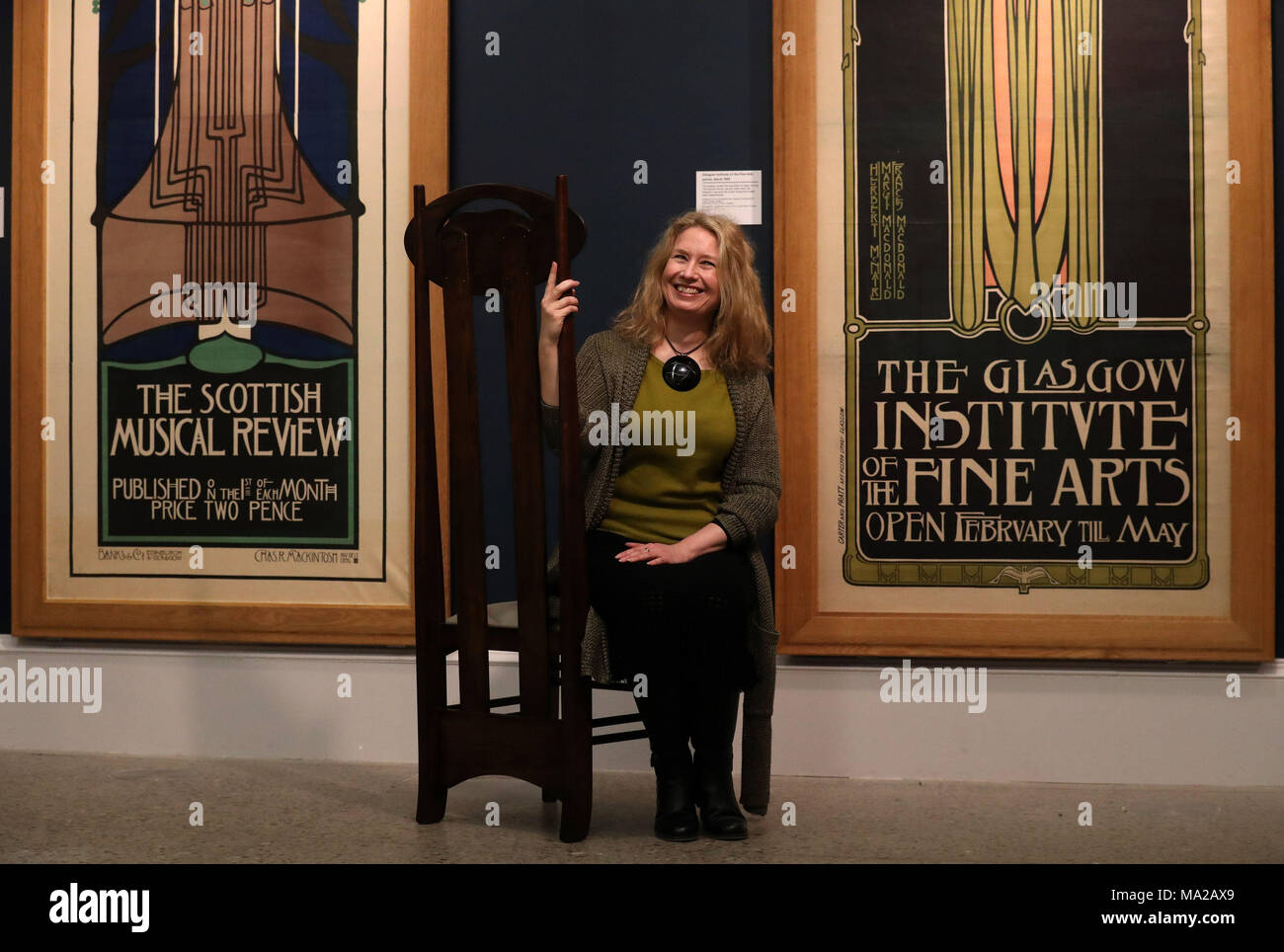 Erneute Übertragung korrigiert den Namen des Fotografen. Die Kuratorin Alison Brown sitzt vor den Plakaten l-r 'Scottish Musical Review 1896', Lithograph, von Charles Rennie Mackintosh und 'Glasgow Institute of Fine Arts', Lithograph, von James Herbert McNair, Frances Macdonald und Margaret Macdonald bei der Eröffnung von Charles Rennie Mackintosh, die die Glasgow Style-Ausstellung in der Kelvingrove Art Gallery and Museum in Glasgow macht. Die Ausstellung feiert den 150. Jahrestag der Geburt von Charles Rennie Mackintosh, der „größten kulturellen Ikone“ der Stadt. Stockfoto