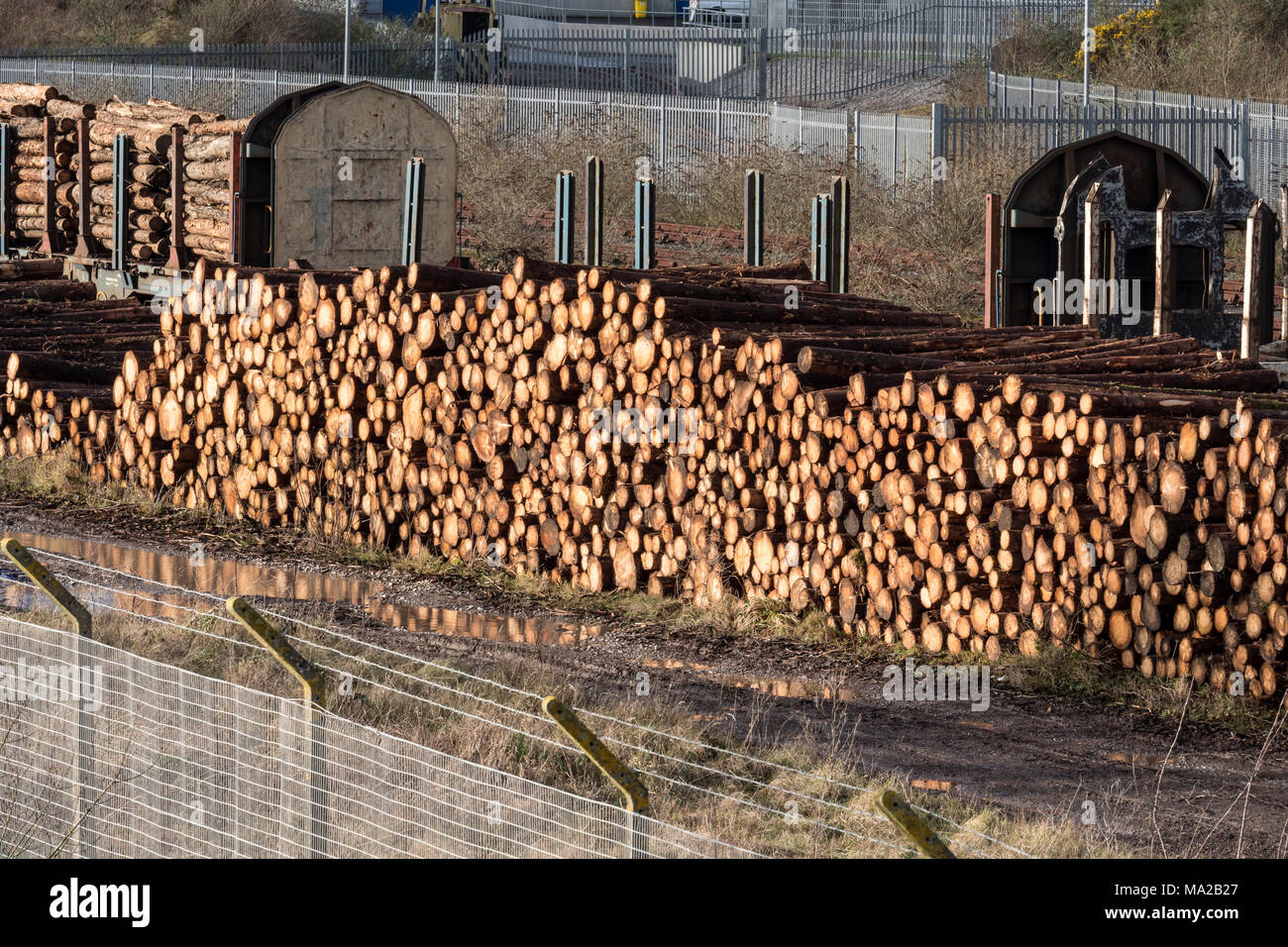 Holz Stahlgehäusen mit der Bahn Stockfoto