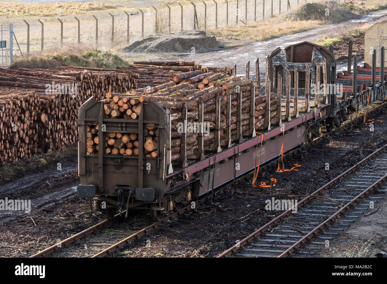 Holz Stahlgehäusen mit der Bahn Stockfoto