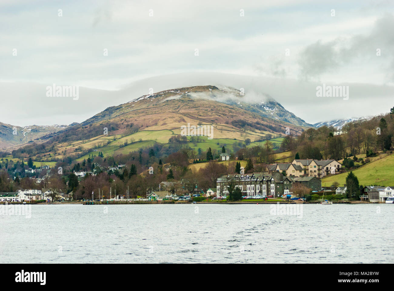 Niedrige Wolke sitzen auf der Anhöhe über Ambleside am Rande des Lake Windermere im Lake District, Cumbria, Großbritannien Stockfoto