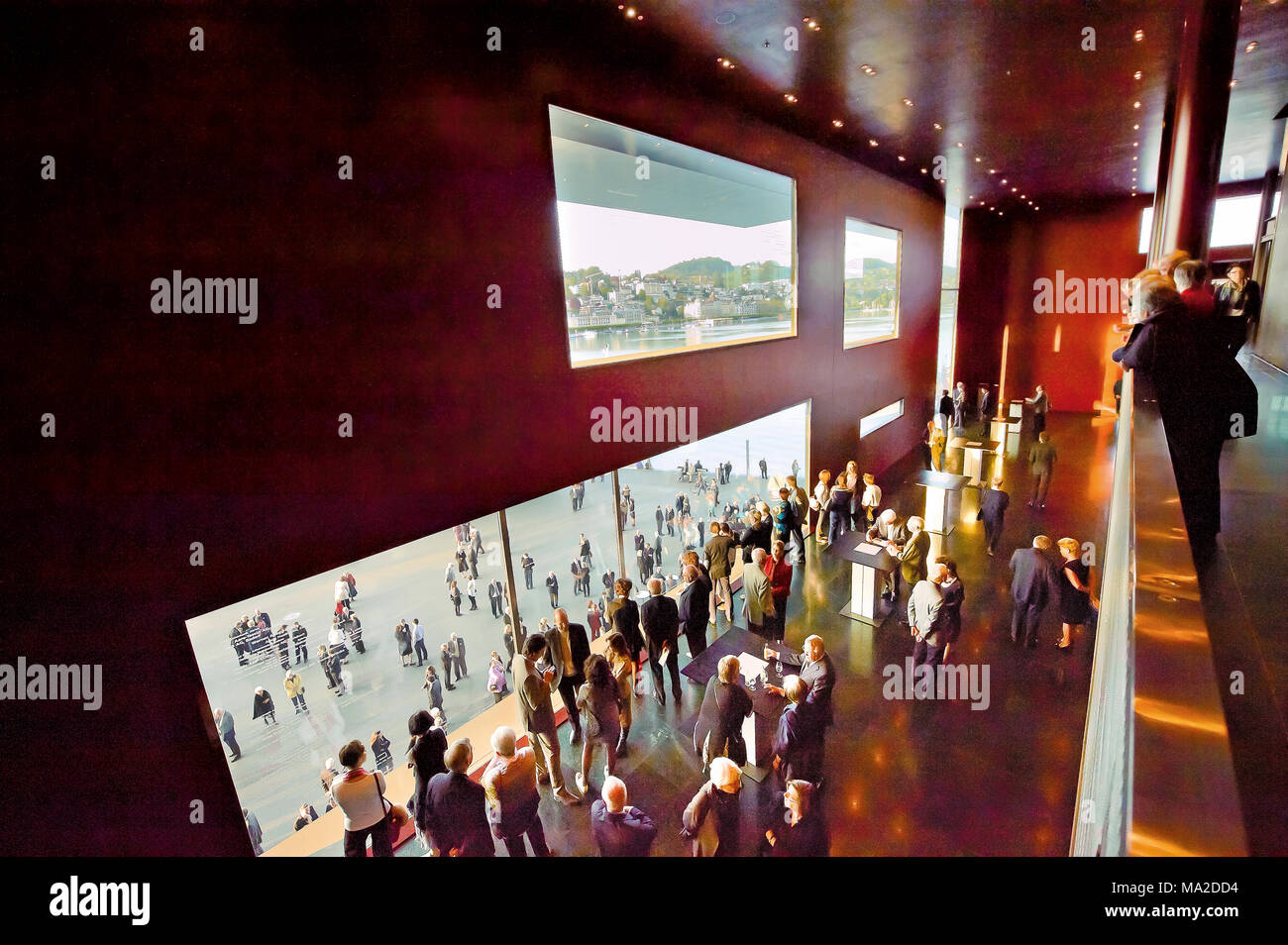 Menschen im Foyer des Kultur und Kongresszentrum, Luzern, Schweiz