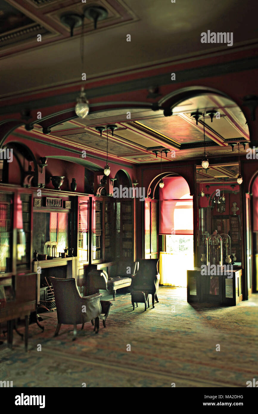 Innenraum der Bibliothek mit roten Fresken im Sir John Soane's Museum, London Stockfoto