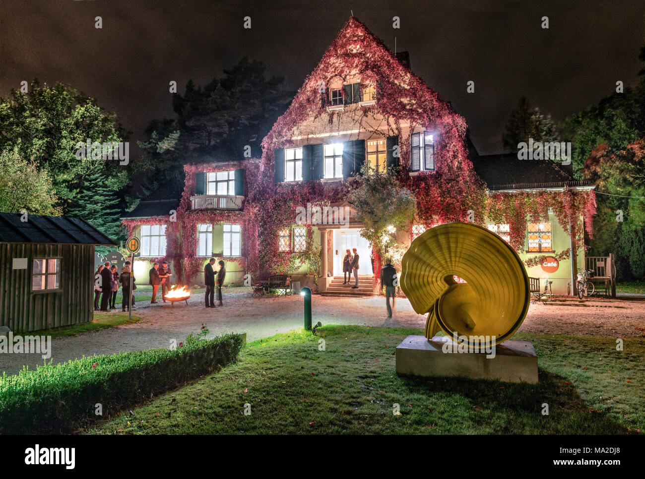 Anzeigen Von Leuten An Der Beleuchteten Haus Am Waldsee In Zehlendorf Berlin Deutschland Stockfotografie Alamy